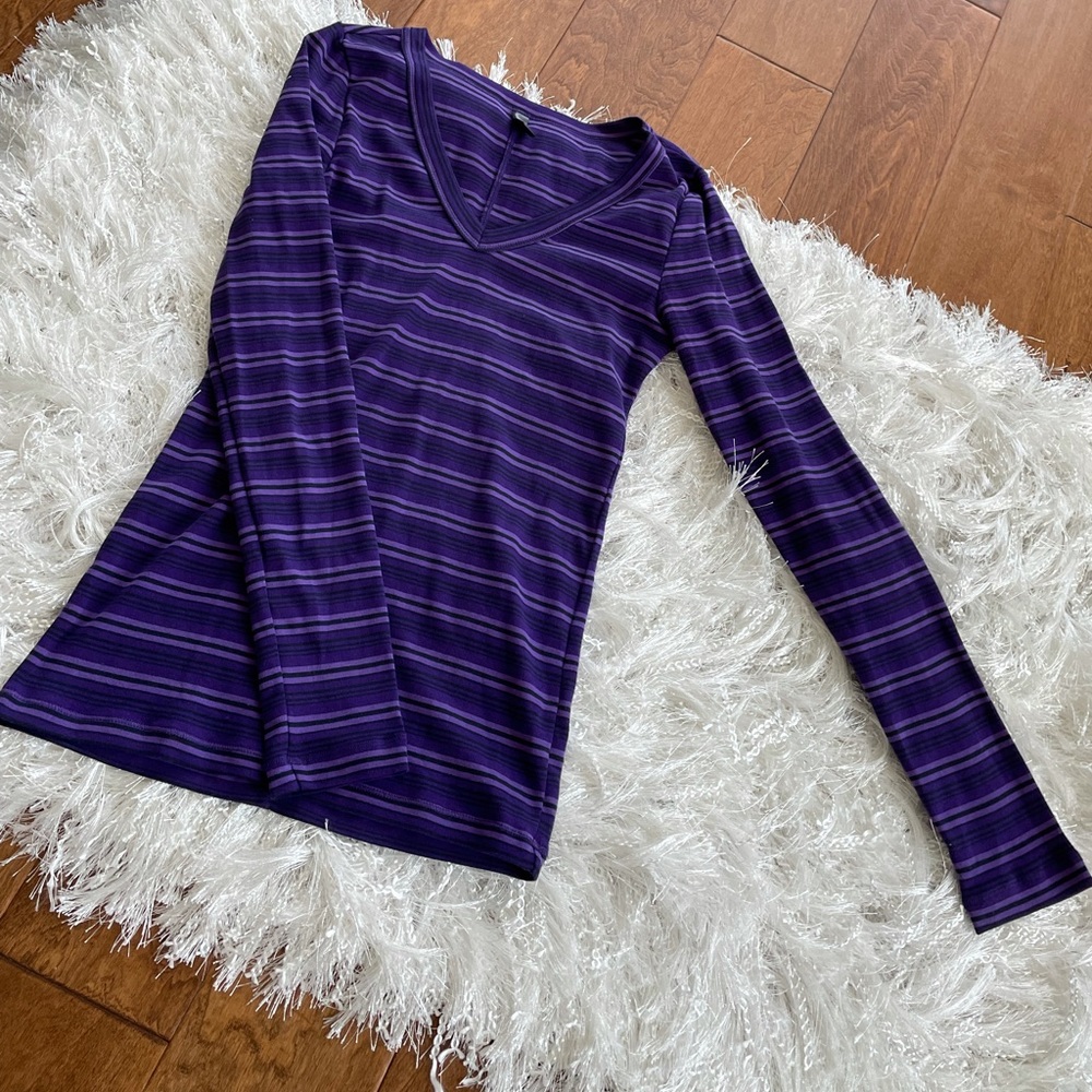 💜 Victoria’s Secret Long Sleeve V-neck Tee sz Small